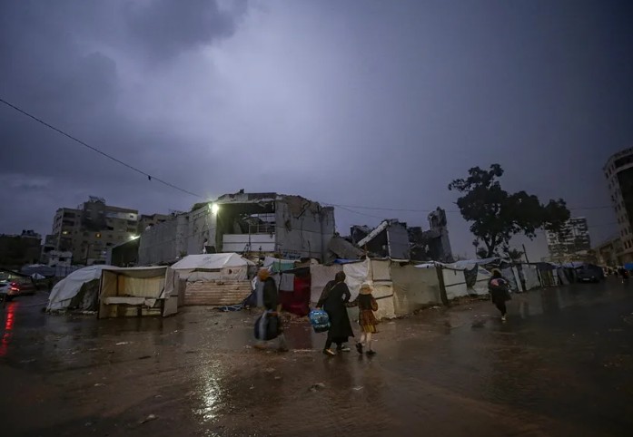 Al menos ocho muertos en Gaza por el colapso de edificios y el frío debido al temporal