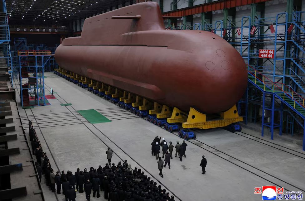 Kim Jong-un exhibió submarino en construcción que reforzará su arsenal nuclear