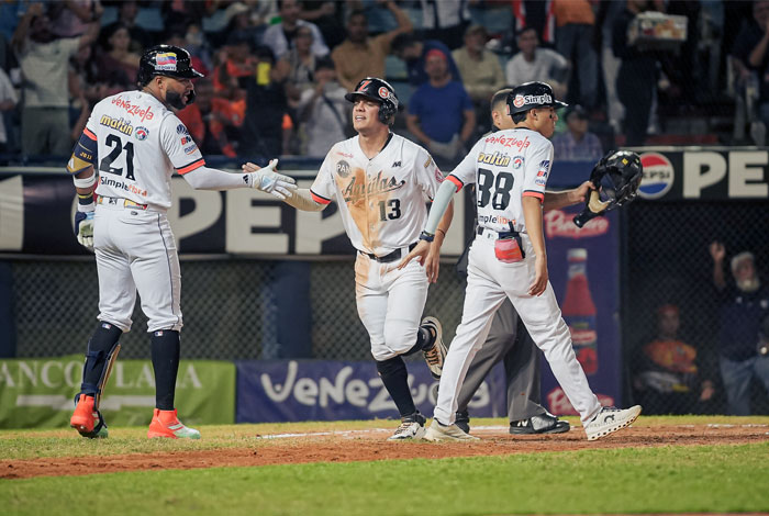 Águilas vencieron a los Leones para mantenerse en la pelea de la Lvbp