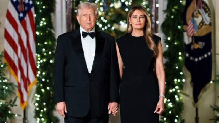 Serios, vestidos de negro y entre luces navideñas: la postal de los Trump