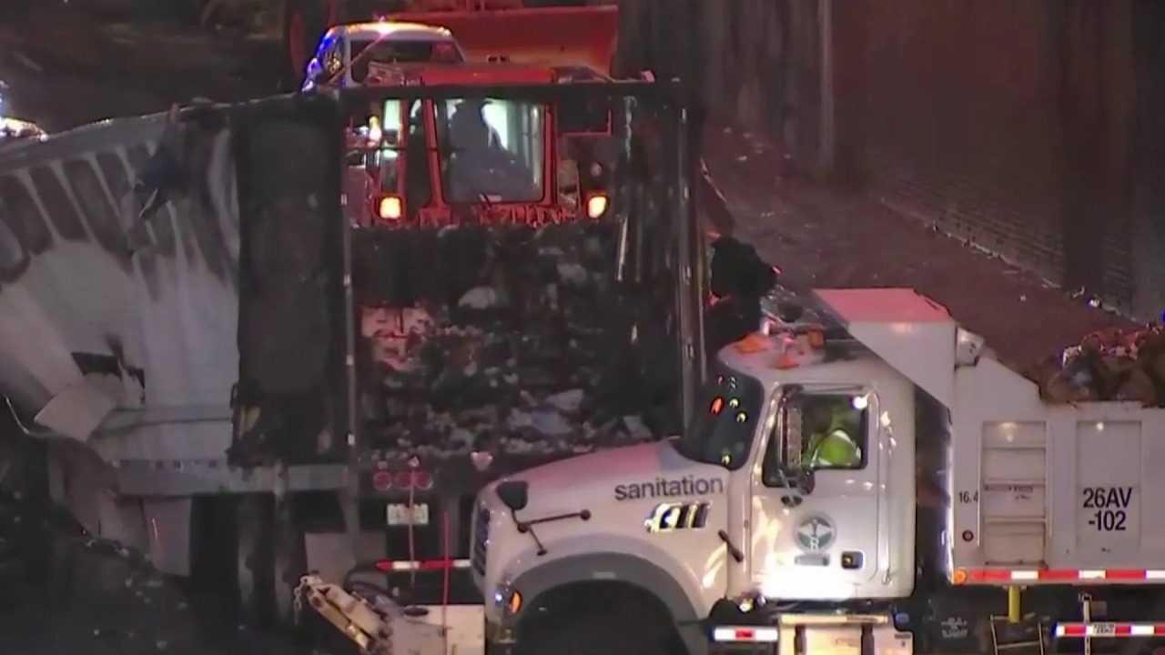 Mujer en Nueva York murió tras estrellarse un camión de la basura contra un andamio