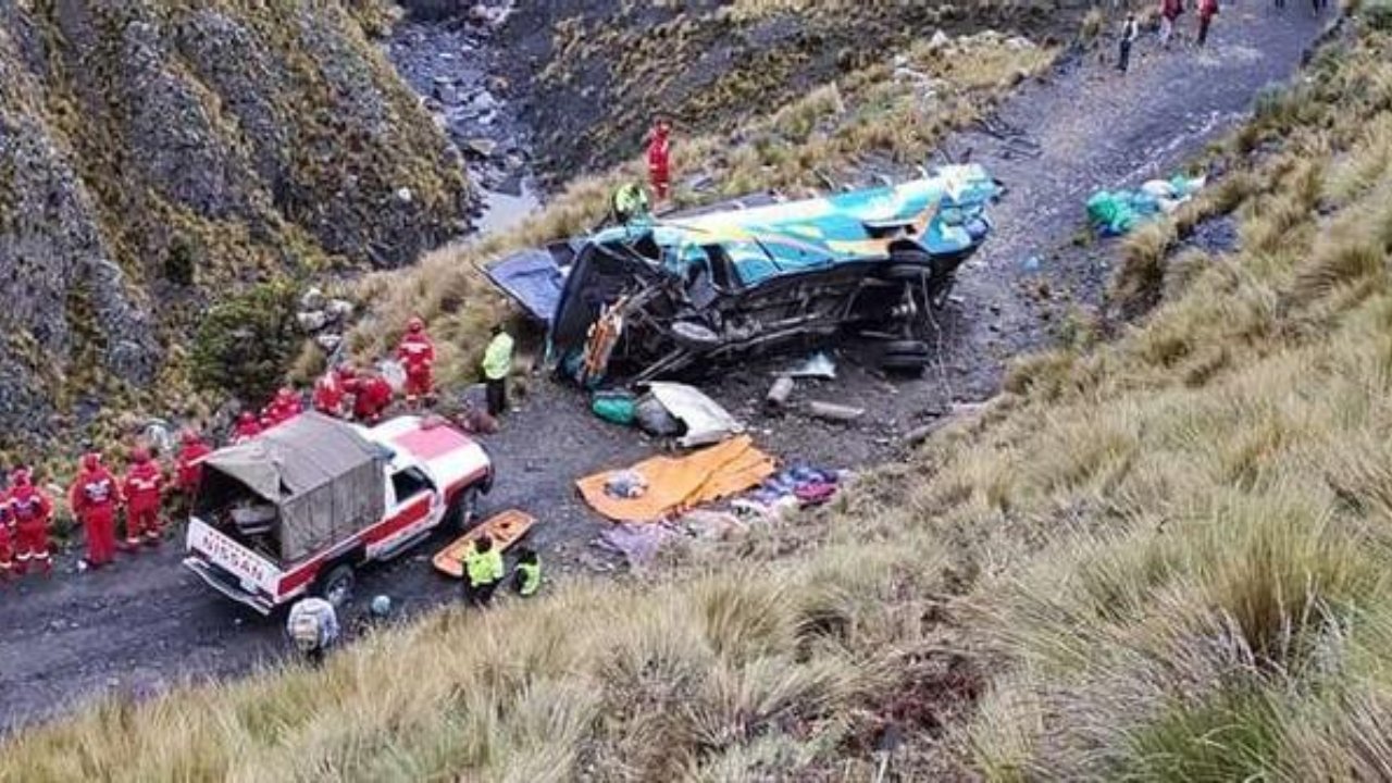 Tragedia en Bolivia: Al menos ocho personas murieron tras abrupta caída de autobús por un barranco