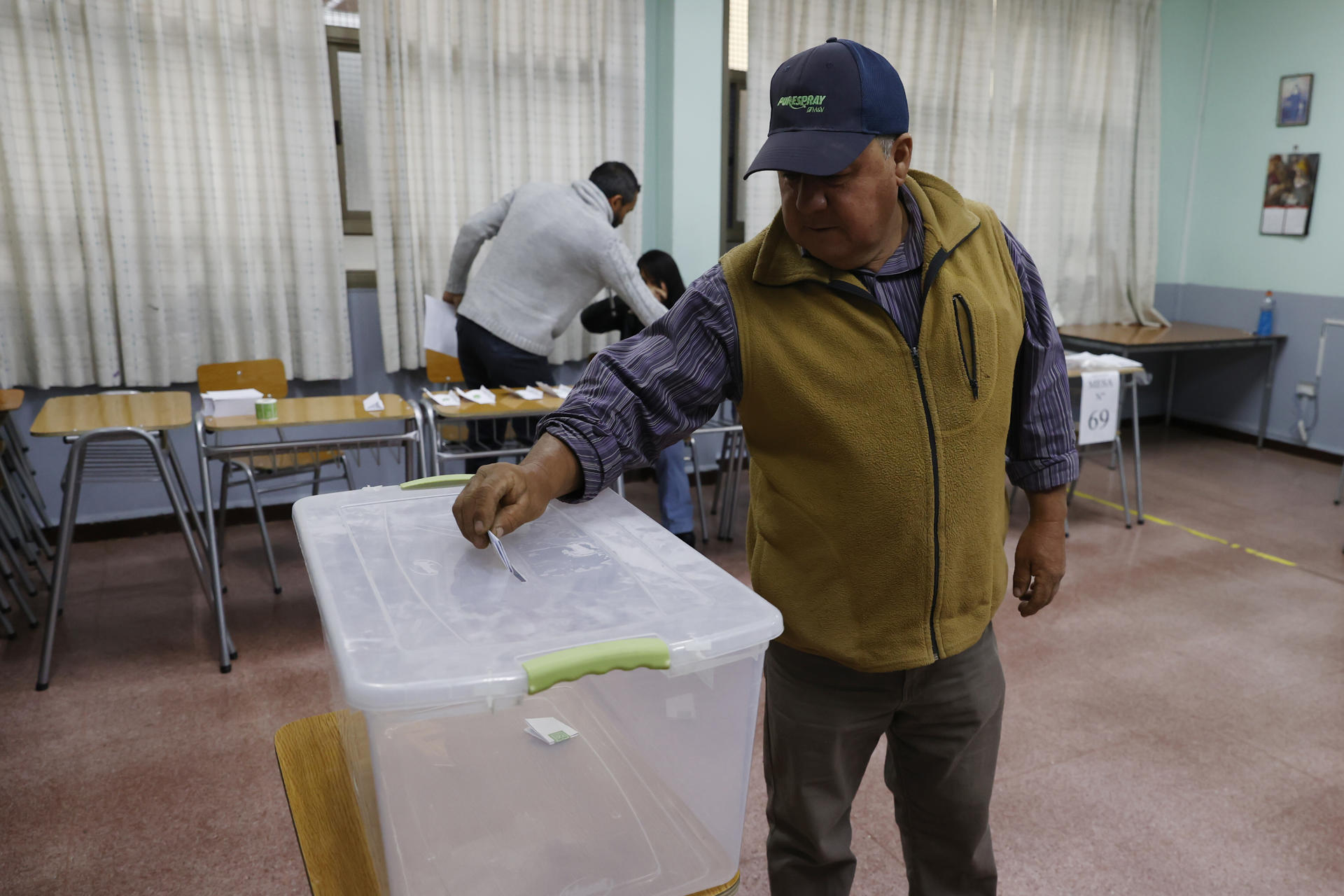 Abrieron los colegios electorales en Chile para el balotaje presidencial entre Jeannete Jara y José Antonio Kast