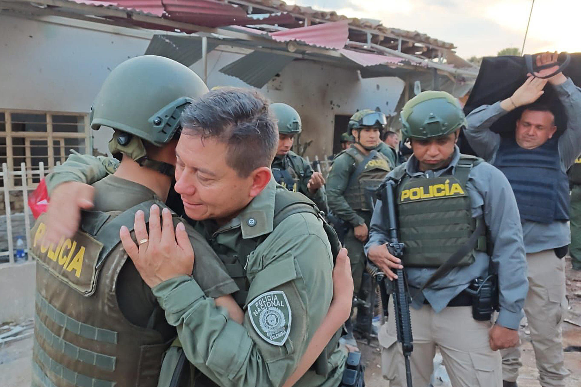 Un prolongado ataque guerrillero dejó heridos y rastros de destrucción en pueblo de Colombia