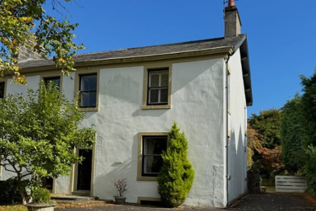 Compraron una vivienda y hallaron cuatro palabras escalofriantes escritas en el sótano (VIDEO)