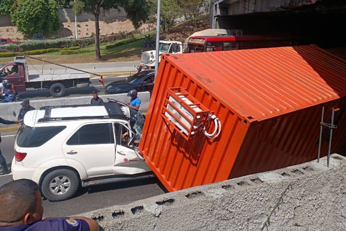 VIDEOS: La impactante colisión entre un vehículo de Pdvsa y un camión de carga pesada frente al CCCT