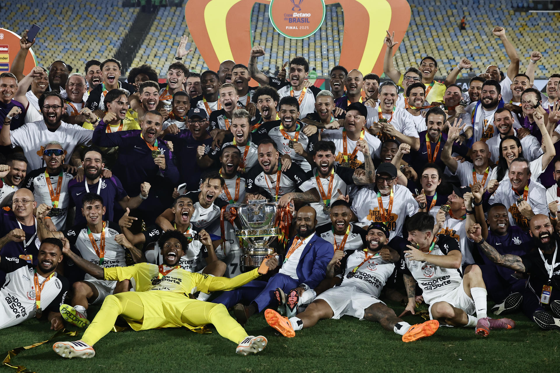 Memphis Depay le da la Copa de Brasil al Corinthians del "Brujo" Martínez