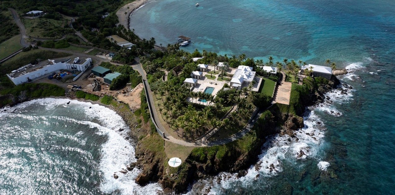 Qué decían los mensajes escritos en la mansión de Jeffrey Epstein: las seis palabras de la pizarra