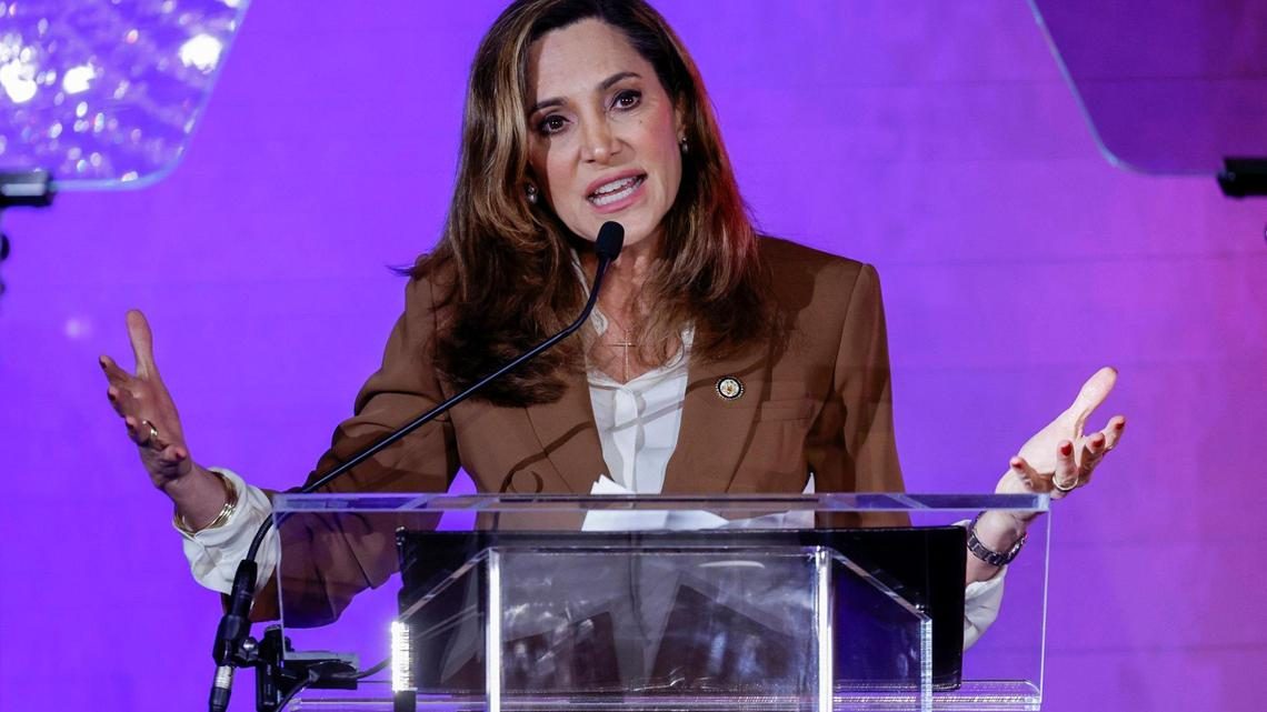 María Elvira Salazar criticó la pausa migratoria impuesta a venezolanos, cubanos y haitianos