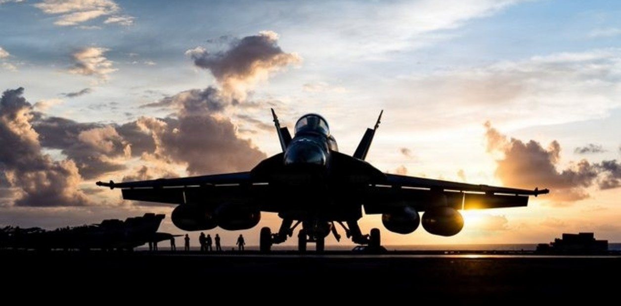 Cómo son los aviones de combate F-18 de EEUU que sobrevolaron Venezuela