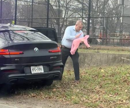 Policía de Nueva York salvó a una bebé que se estaba ahogando al costado de una autopista