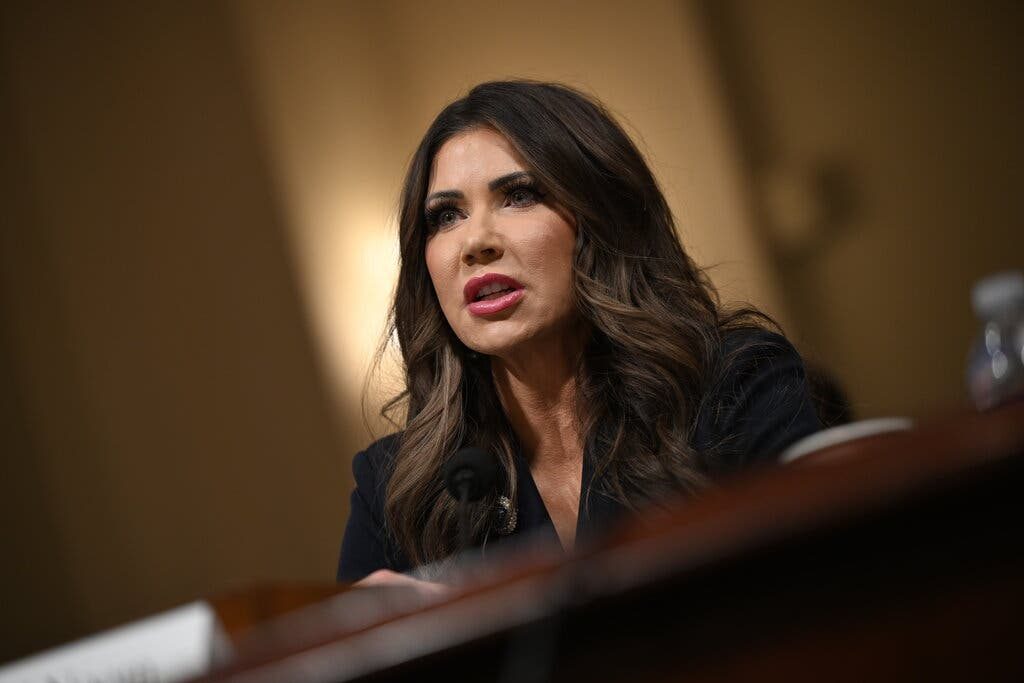 Fuertes presiones contra Kristi Noem en el Congreso de EEUU: demócratas piden su renuncia por esto
