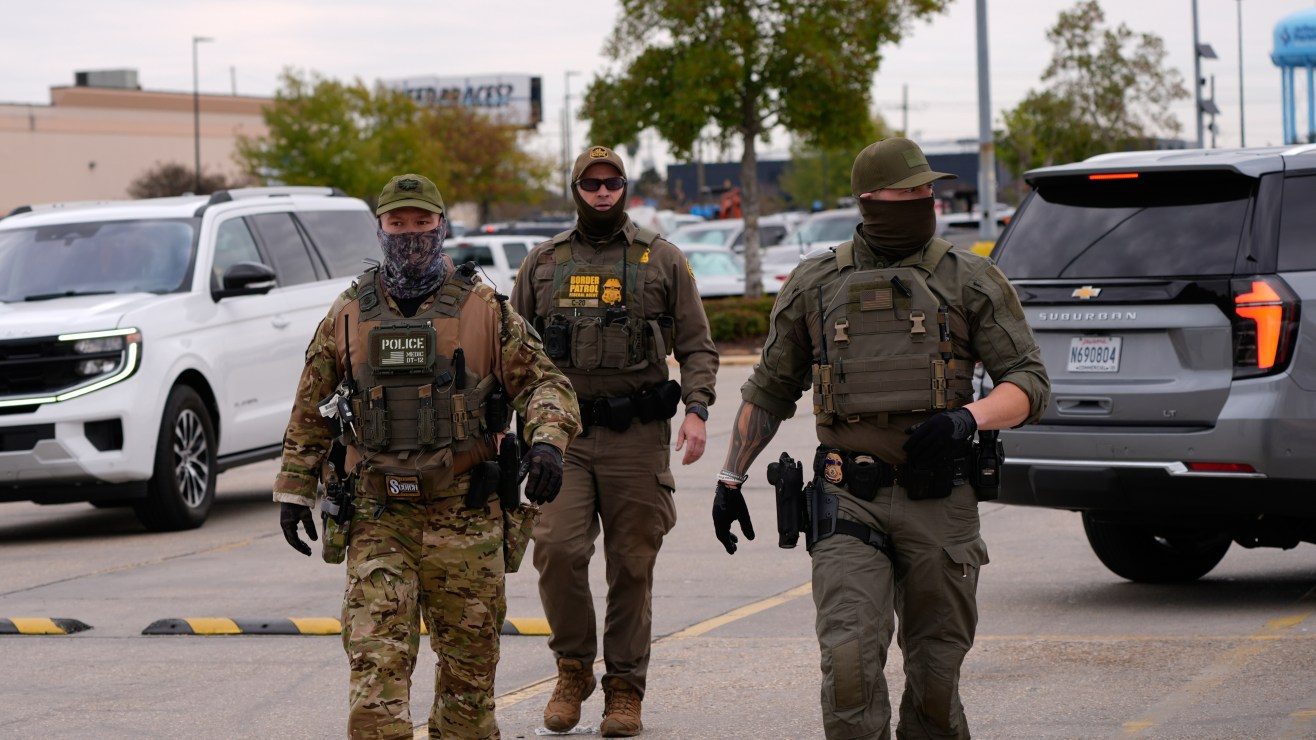 VIDEO: Tres inmigrantes se subieron al techo de una casa en construcción para escapar de ICE