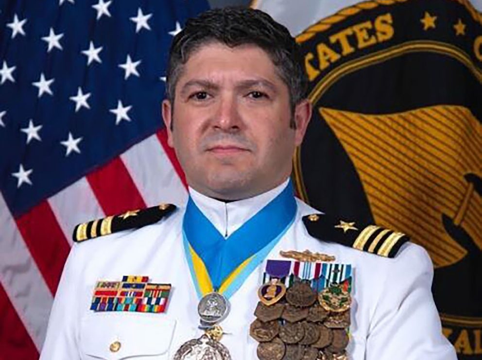 Quién es Bryan Stern, el hombre detrás del operativo "Dinamita Dorada"