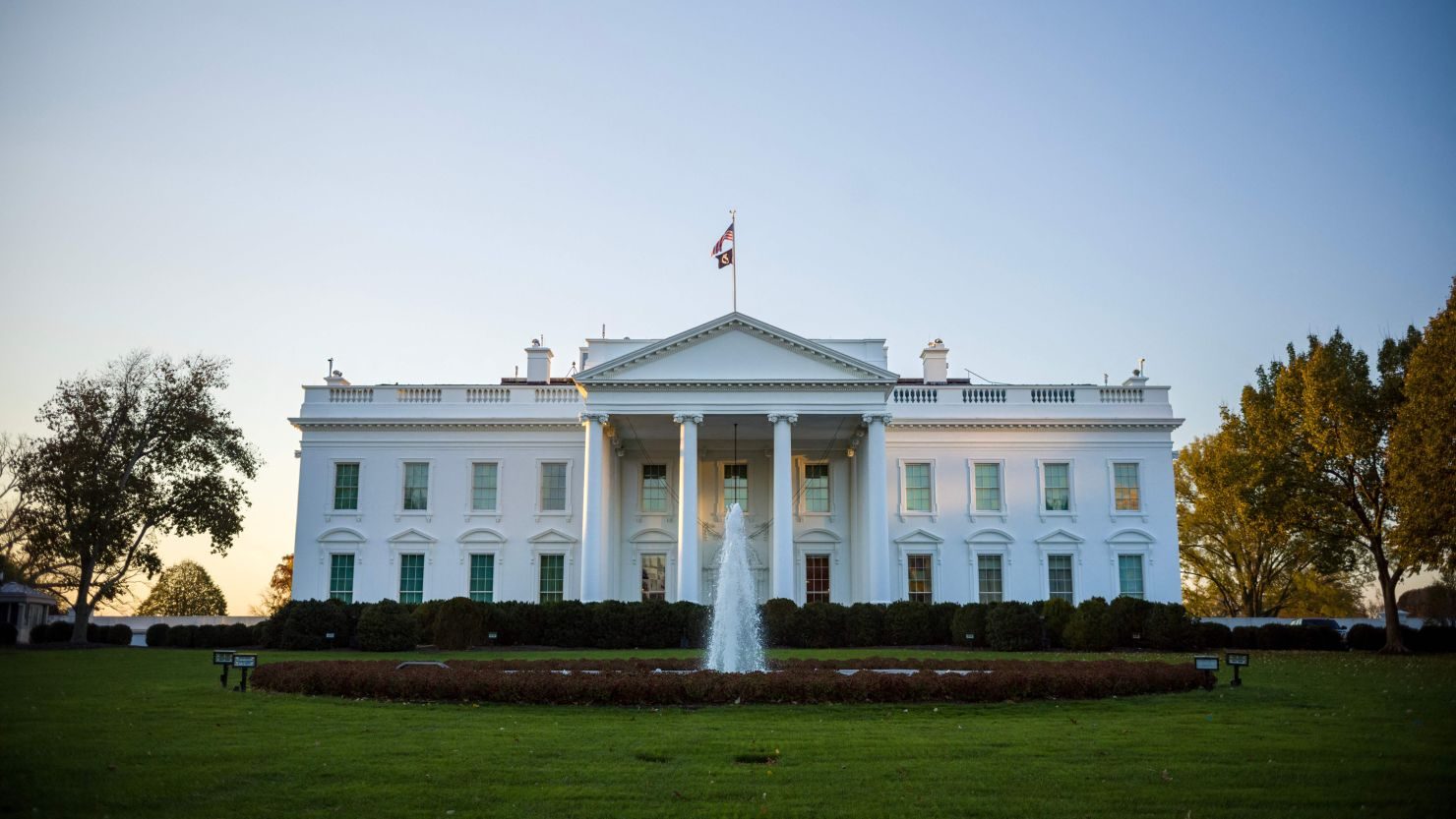 La Casa Blanca acusó a demócratas de querer crear falsa narrativa con fotos de Trump y Epstein