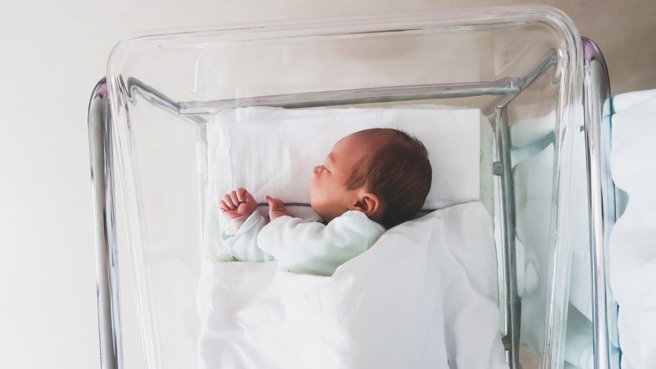 Un embarazo casi imposible: Hispana dio a luz a un "bebé milagro" en California