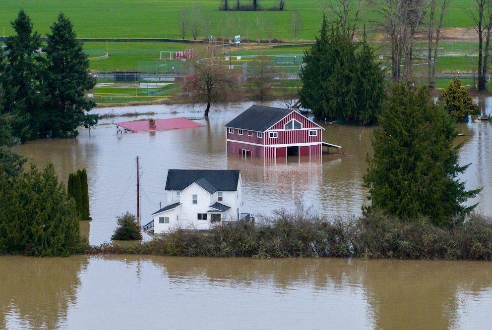 Un hombre murió tras quedar atrapado en su vehículo durante las inundaciones cerca de Seattle