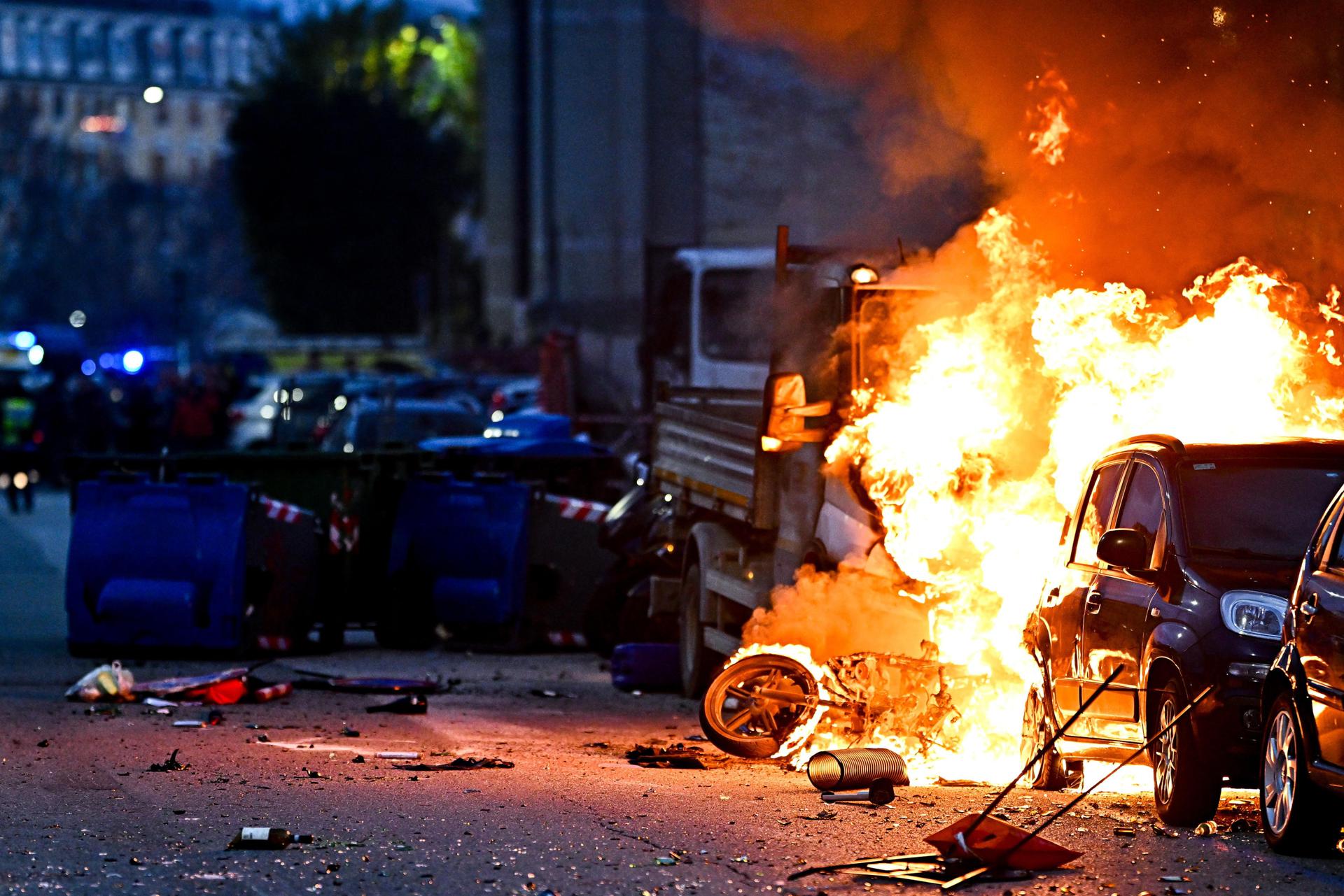 Enfrentamiento entre hinchas del Inter y Genoa dejó al menos tres policías heridos (Imágenes)
