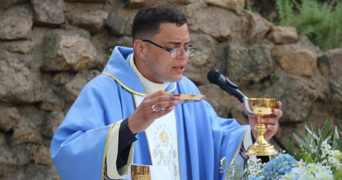 Celebraba misas y ritos sin ser cura: Venezolano se hacía pasar por sacerdote en Chile