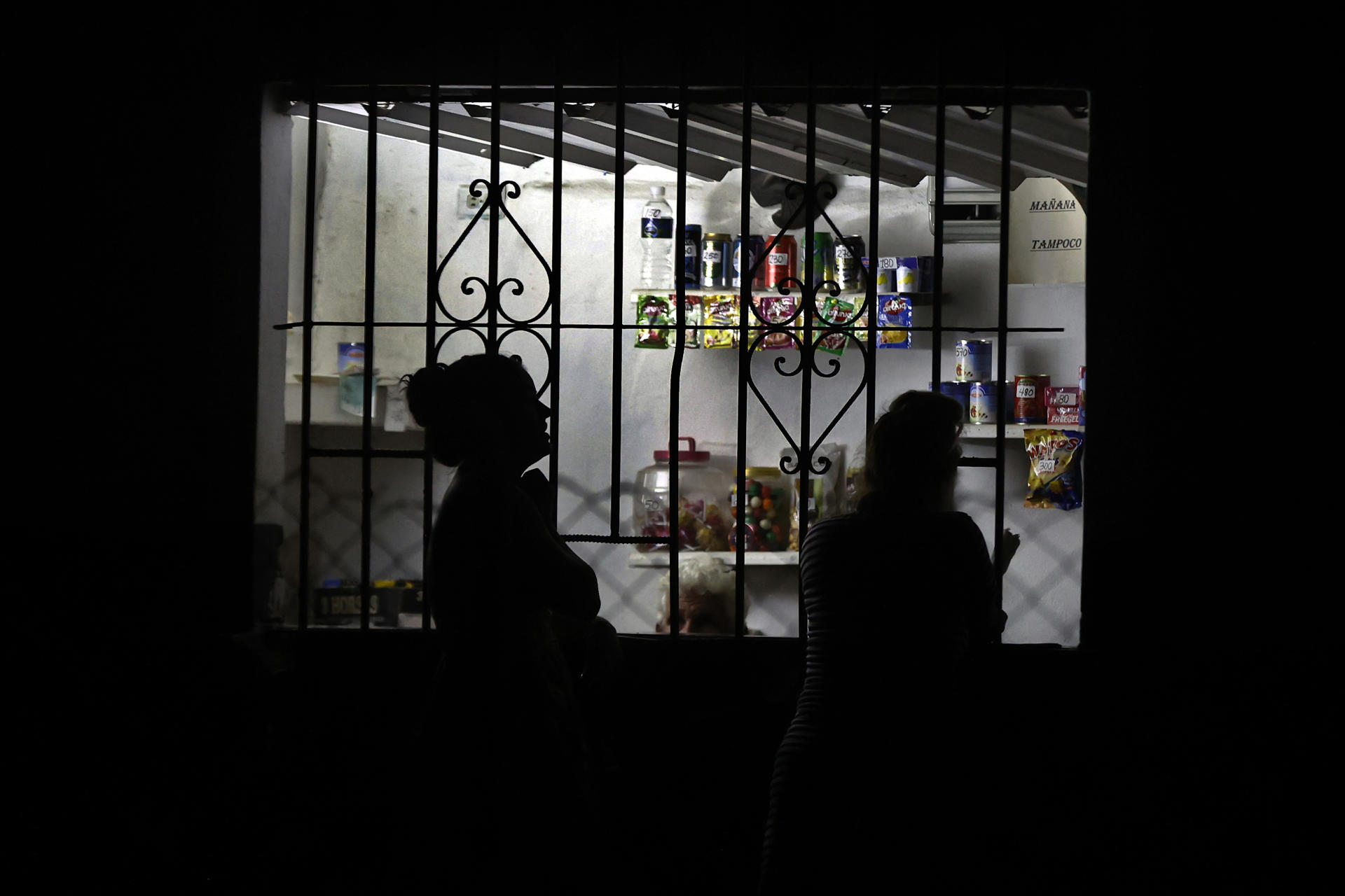 México envió dos buques con barriles de combustible al régimen cubano para "aliviar apagones"