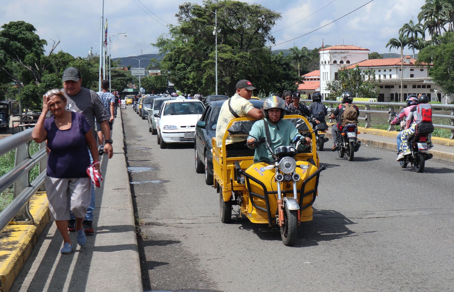 La improvisación se apodera de pasajeros ante crisis de vuelos en Venezuela