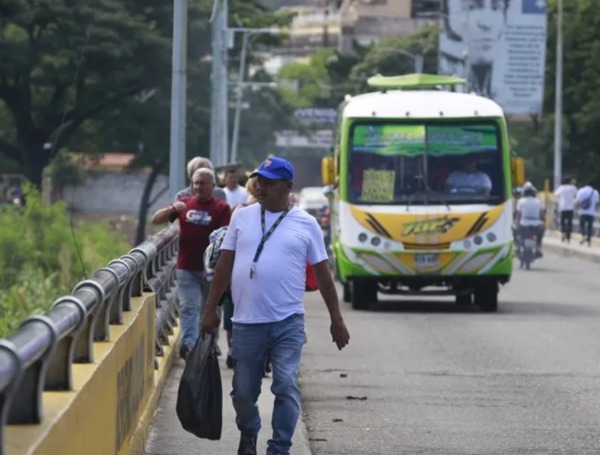 El Tiempo: Crisis aérea obliga a viajeros a usar la frontera con Colombia como principal vía de acceso a Venezuela