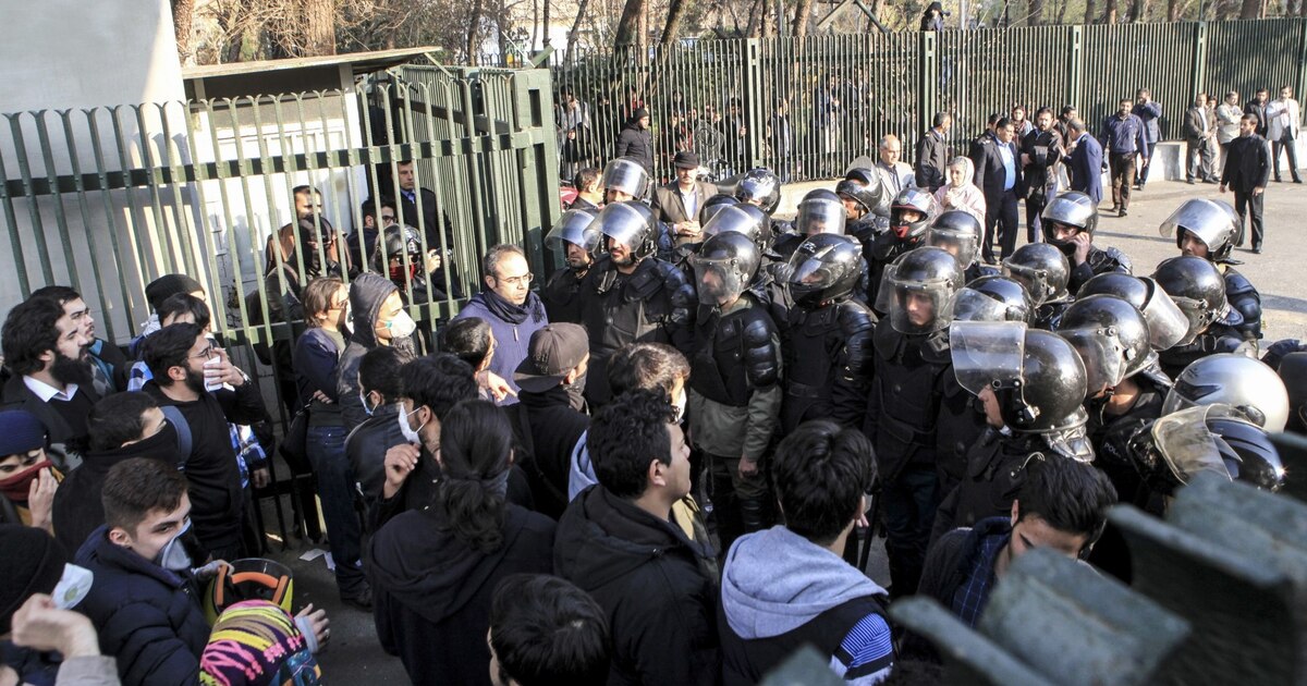 VIDEO: manifestantes en Irán se mantienen en protesta y toman sede de un brazo armado de régimen