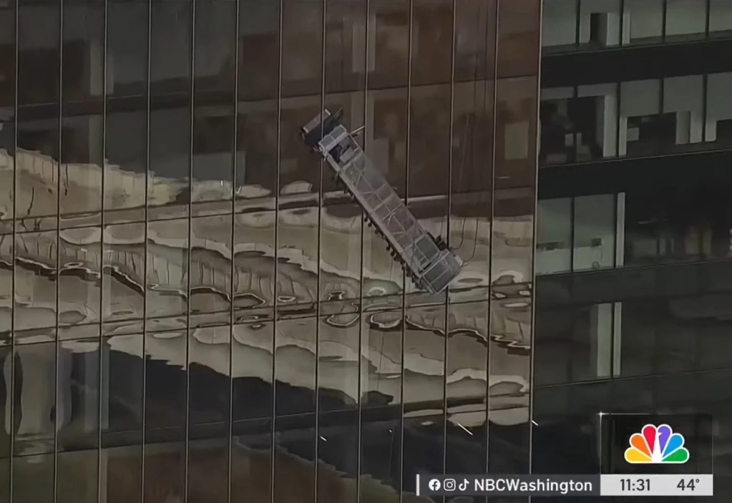 El dramático rescate a dos limpiadores de ventanas que quedaron colgados en un rascacielos en EEUU