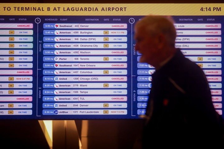 Alerta por una fuerte tormenta de nieve en Nueva York: hay casi 1.500 vuelos cancelados