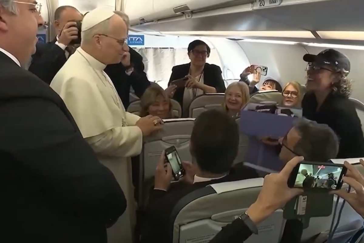 VIDEO: Fotoperiodista venezolana emocionó al papa León XIV con un inesperado regalo