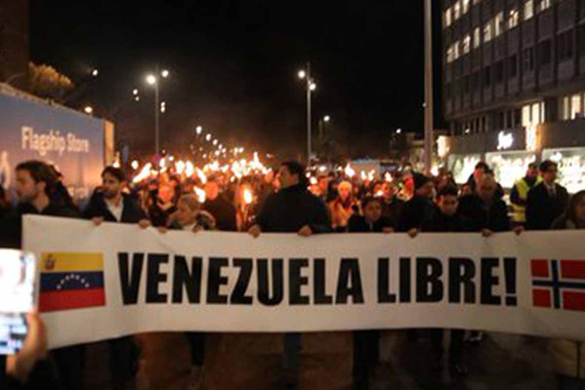 Venezolanos en Oslo inician la marcha de las antorcha en homenaje a Maria Corina Machado (VIDEO)