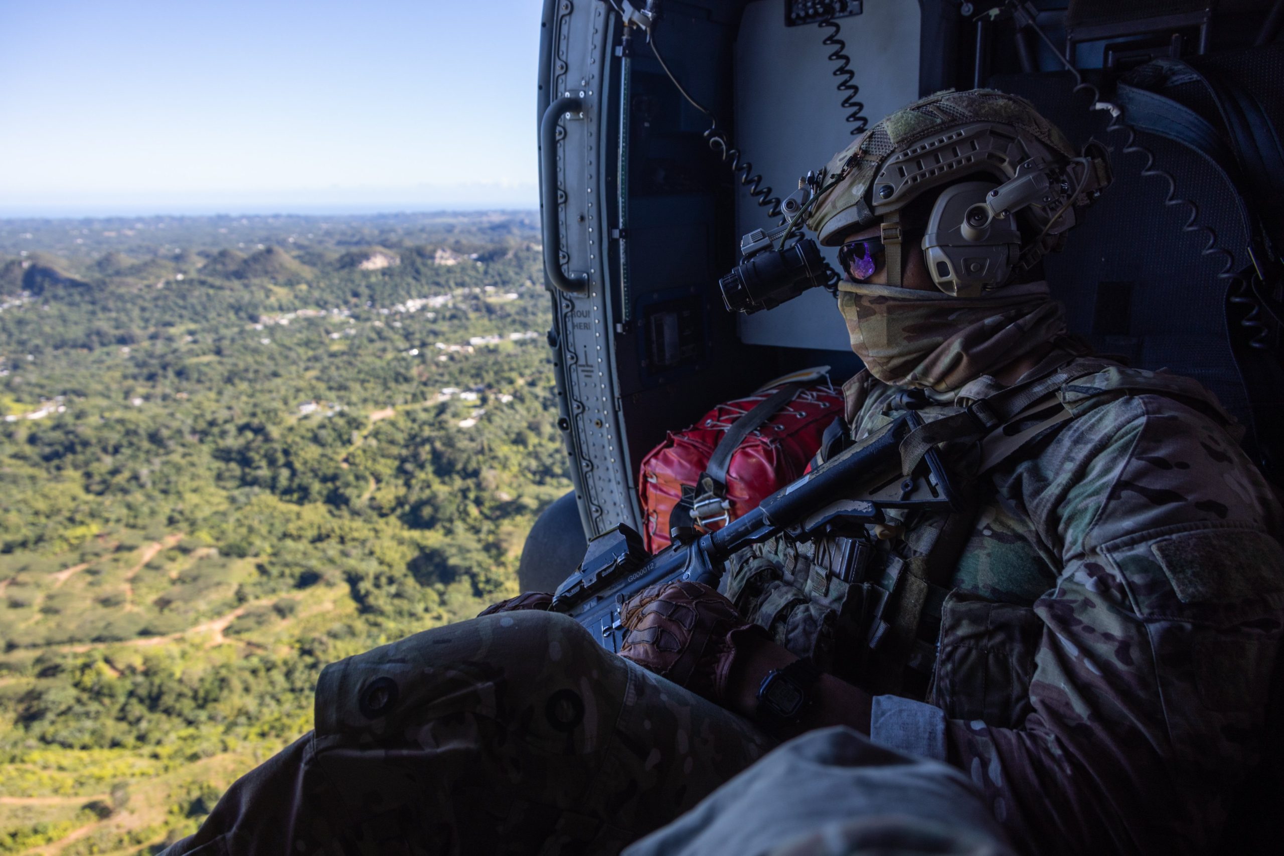 IMÁGENES: EEUU reveló las maniobras de sus Fuerzas Especiales desde helicópteros HH-60 en el Caribe