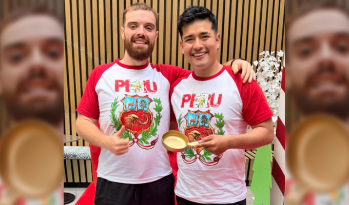 Ibai Llanos entrega el "Sartén de Oro" al pan con chicharrón, ganador del Mundial de Desayunos