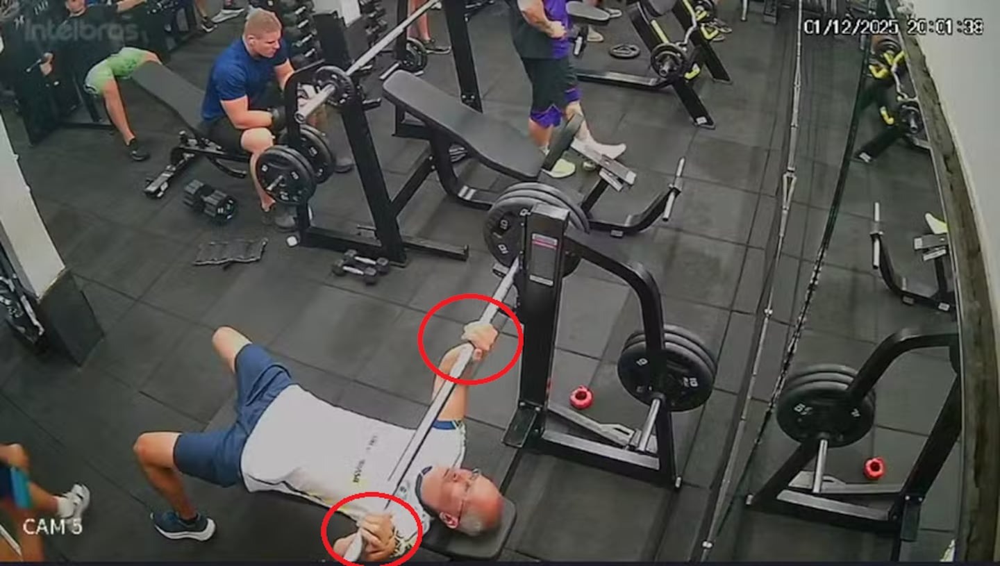 Imagen sensible: Pesista levantó la barra con una técnica peligrosa y acabó muerto