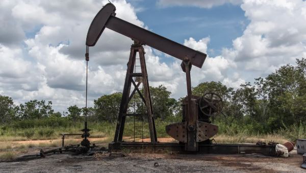 Bloomberg: Venezuela comenzó a cerrar pozos petroleros ante bloqueo de EEUU que detiene los flujos
