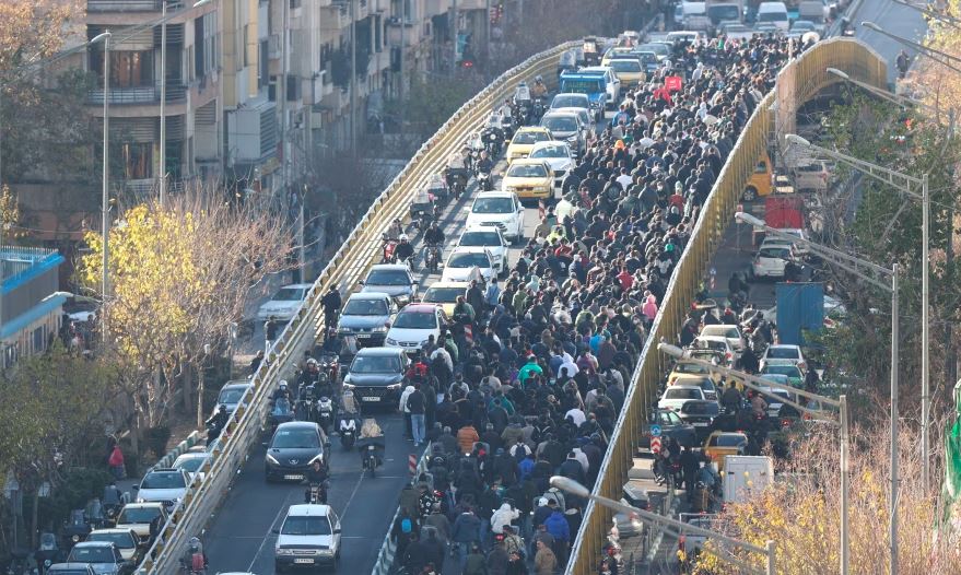 Protestas por la crisis económica en Irán se extienden por cuarto día consecutivo pese a la represión