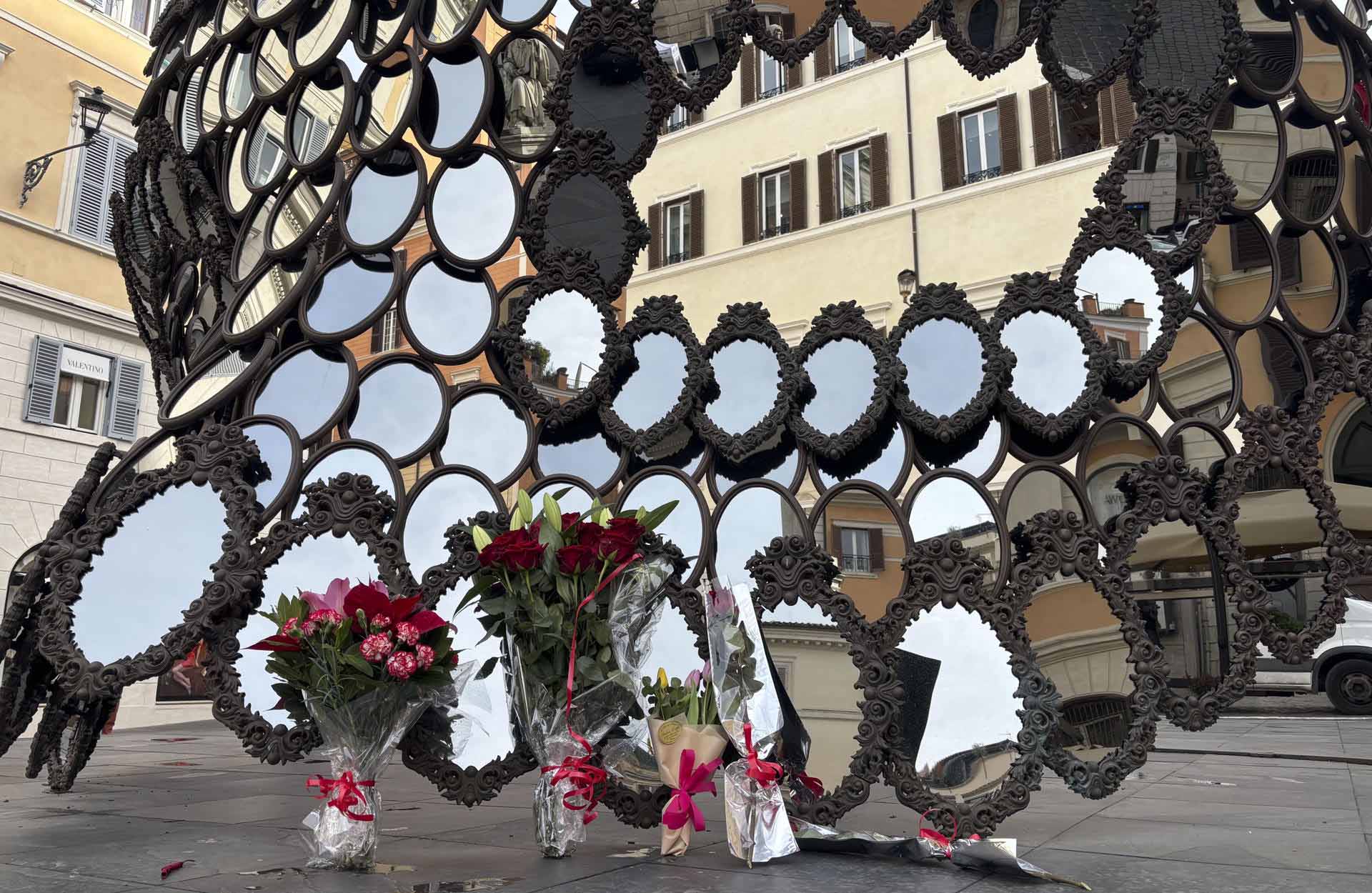 Flores y duelo frente a la "Maison Valentino" de Roma por la muerte del diseñador (FOTOS)