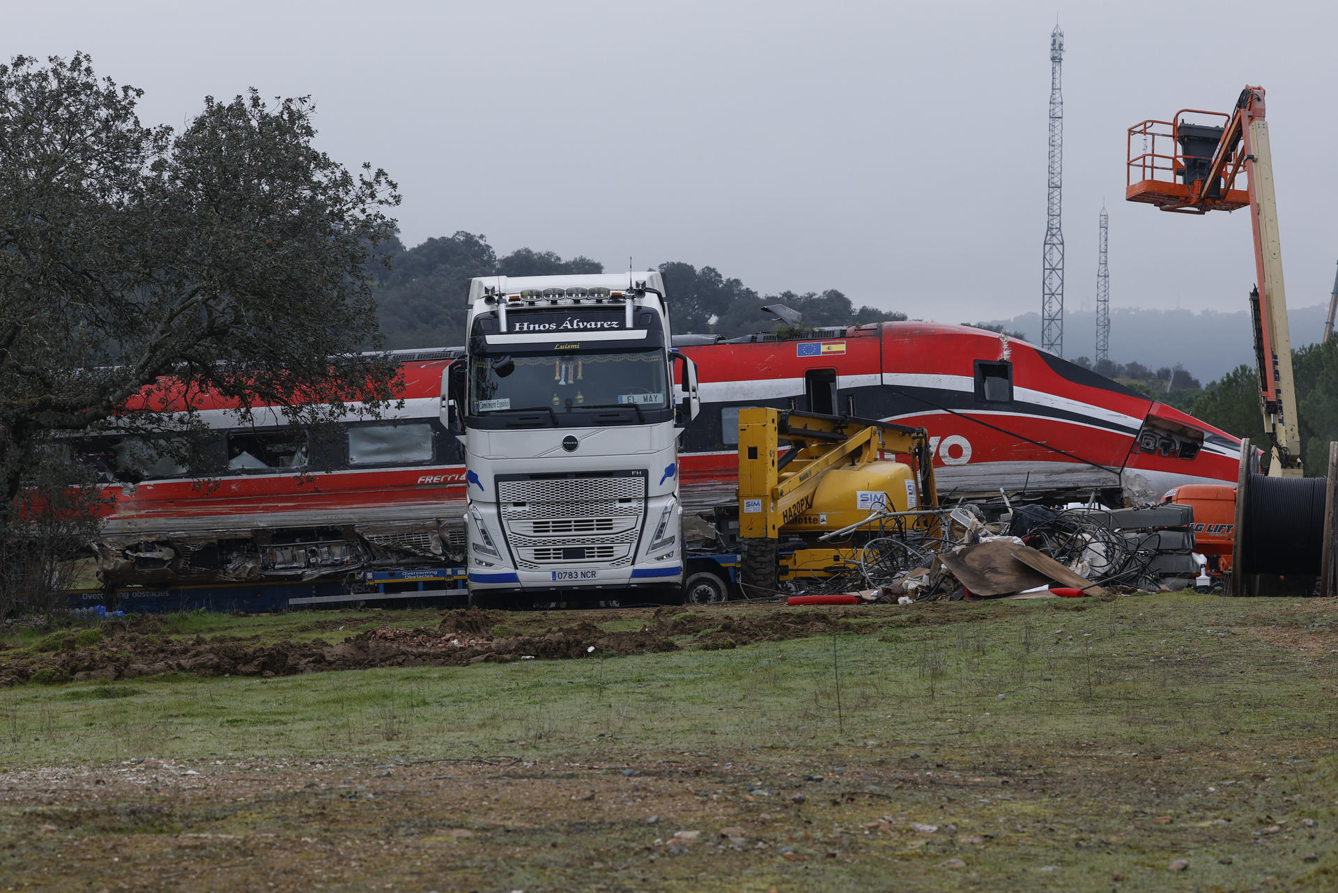Guardia Civil investiga la pieza de un tren hallada cerca del accidente en sur de España