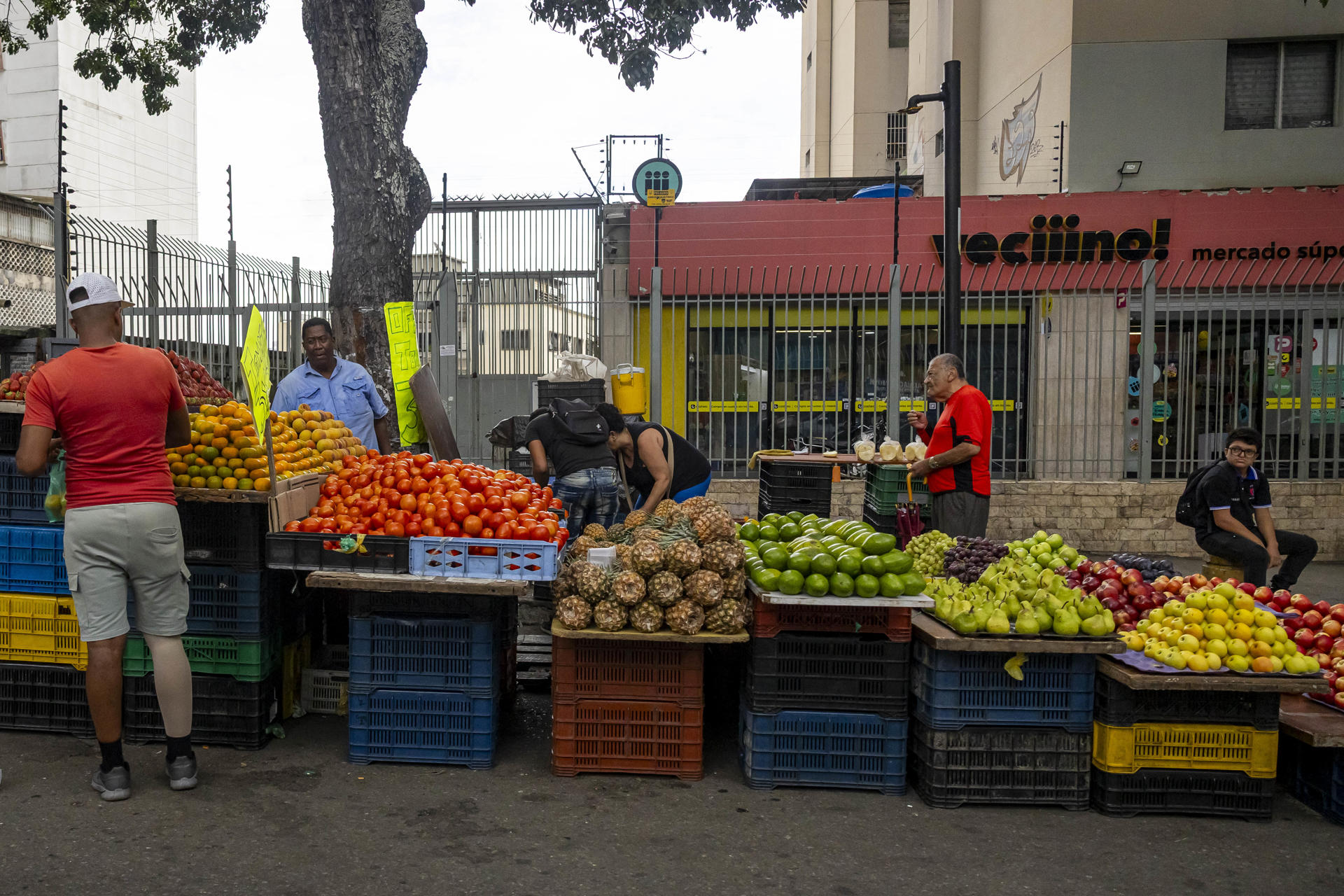Comercios de Caracas esperan que políticas económicas generen un "pronto efecto"