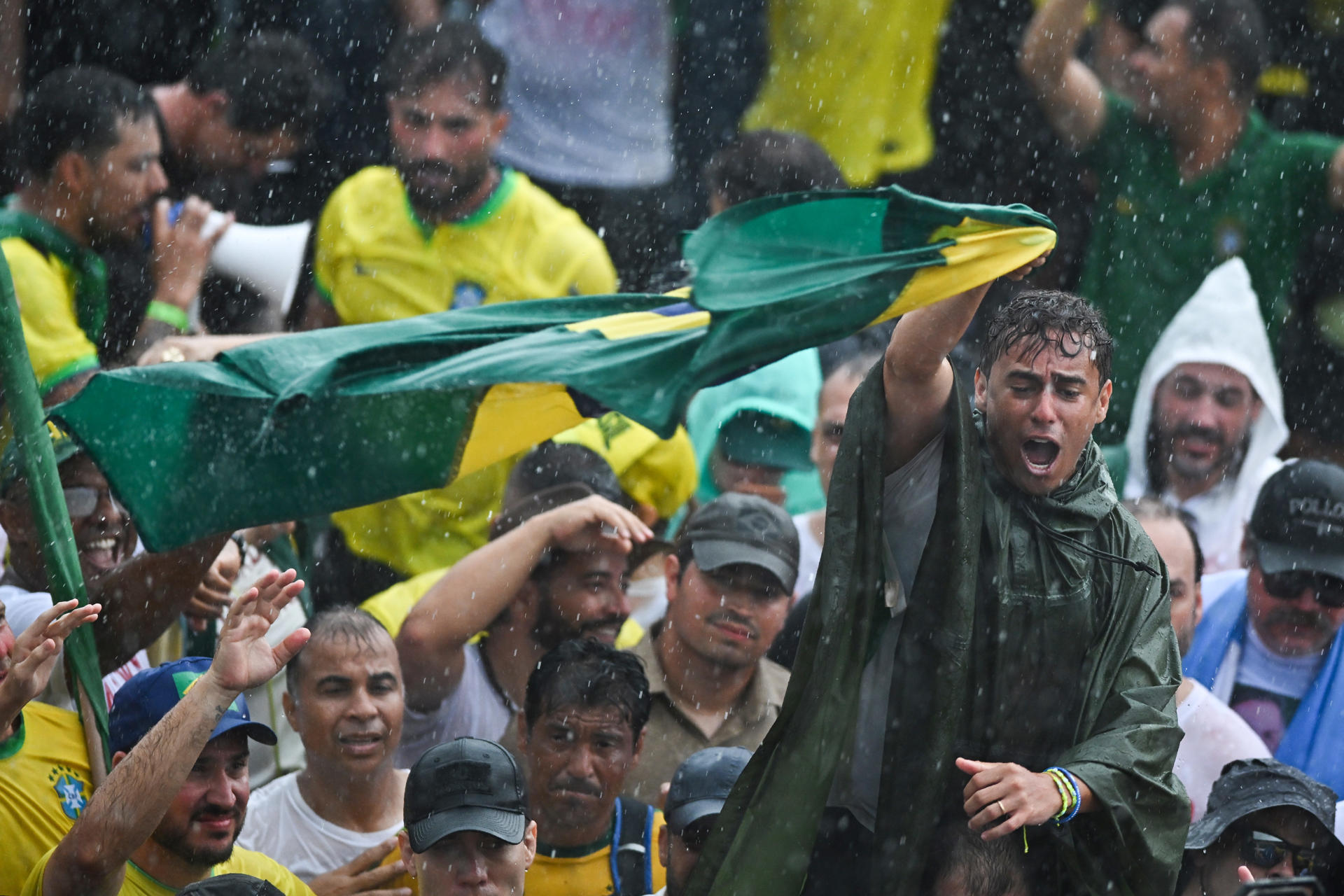 Varios heridos por la caída de un rayo durante manifestación en apoyo a Bolsonaro en Brasilia