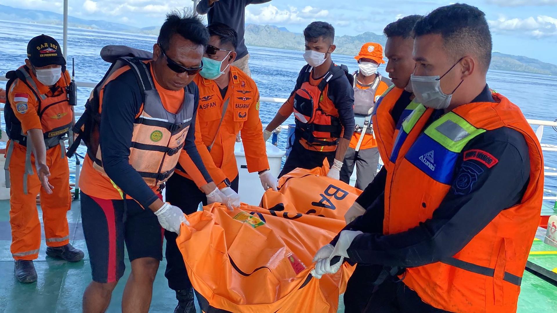 Hallaron tercer cuerpo y el barco en el que naufragó una familia española en Indonesia