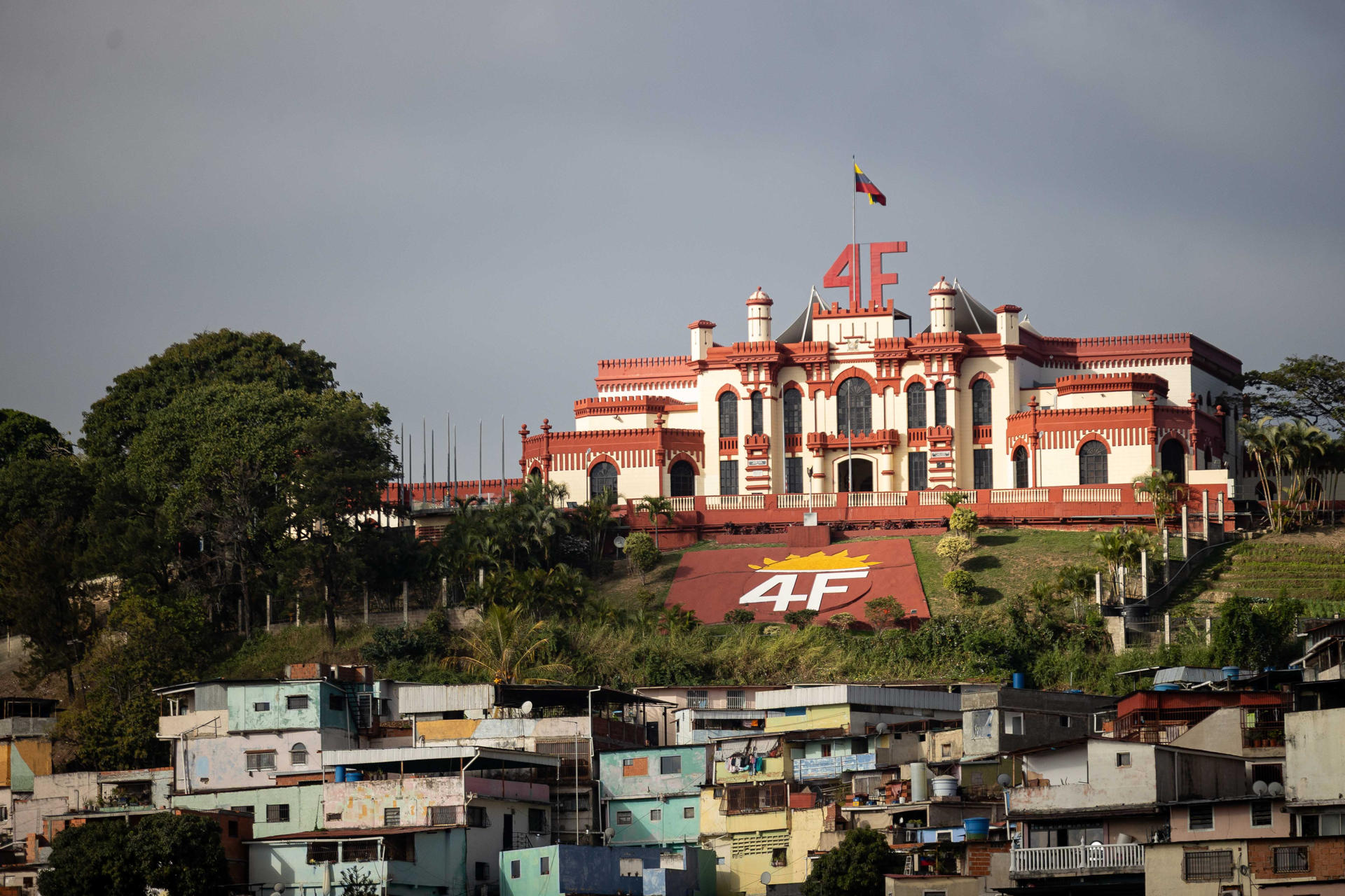 Son falsas unas imágenes que muestran un bombardeo sobre el Cuartel de la Montaña