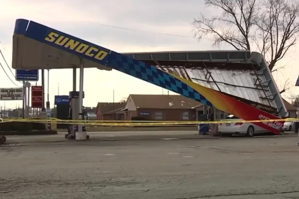 Se atragantó con una papa frita, perdió el control y chocó contra una estación de servicio en Ohio