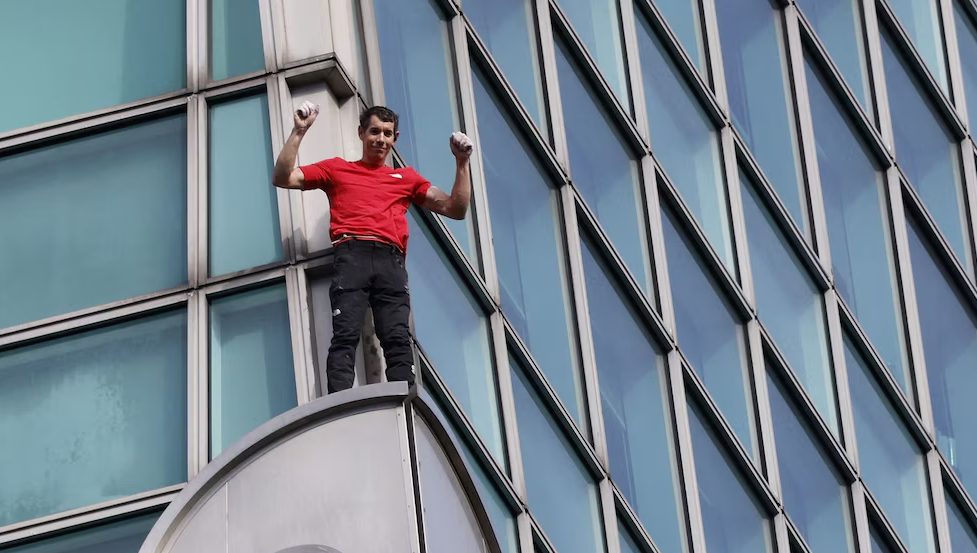 La insólita cifra que Netflix le pagó a Alex Honnold por escalar el emblemático Taipei 101