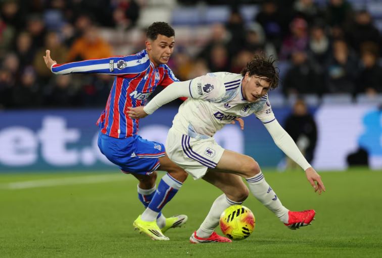 Aston Villa tropezó ante Crystal Palace y perdió terreno con el Arsenal