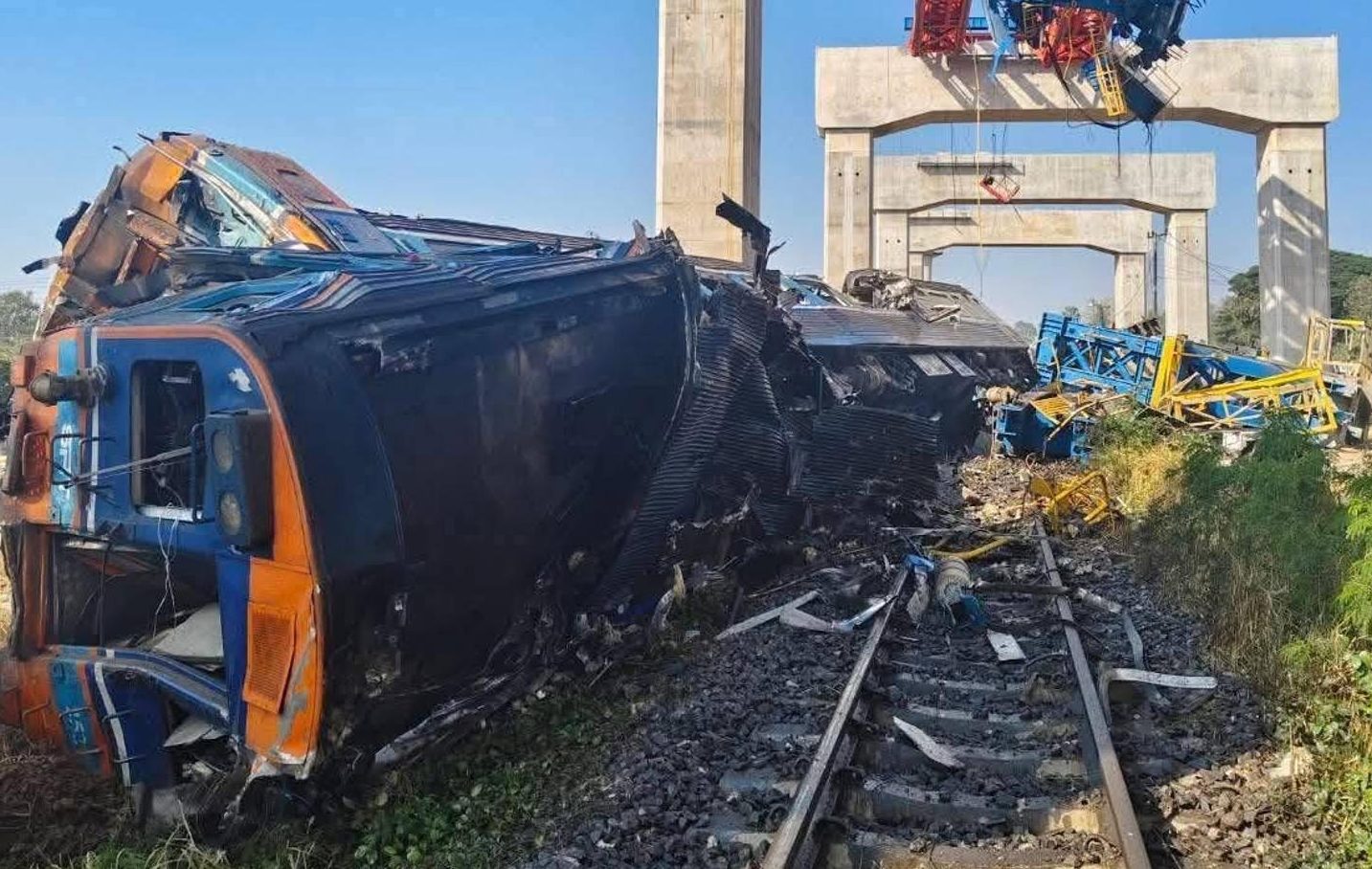 Tragedia en Tailandia: la caída de una grúa sobre un tren dejó decenas de muertos