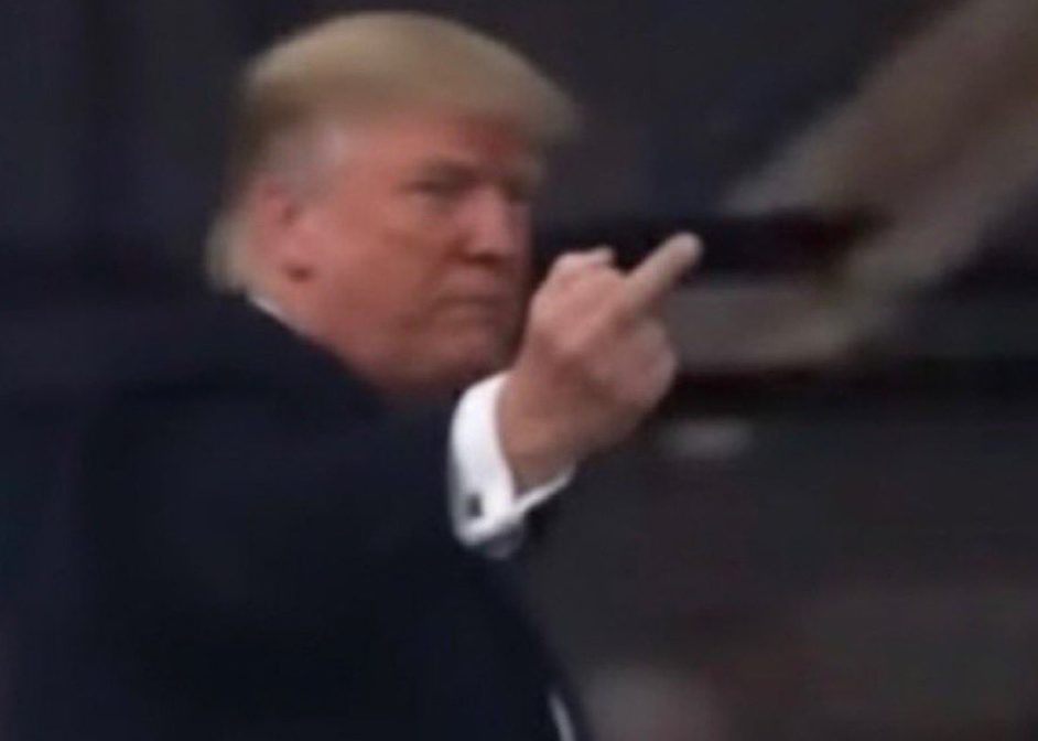 Donald Trump mostró el dedo medio a individuo que lo relacionó con Jeffrey Epstein (VIDEO)
