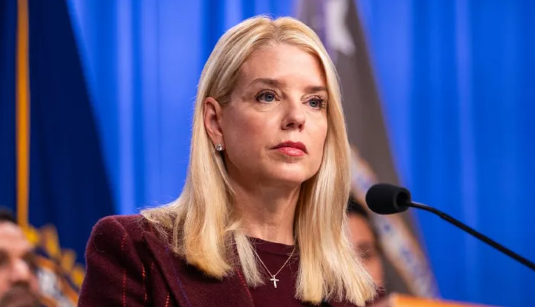 Pam Bondi justifica decomisos a periodistas por filtraciones que involucran a enemigos extranjeros