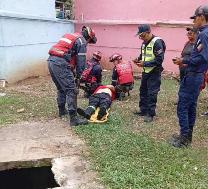 Bomberos de Caracas rescataron a transeúnte que cayó dentro de una alcantarilla