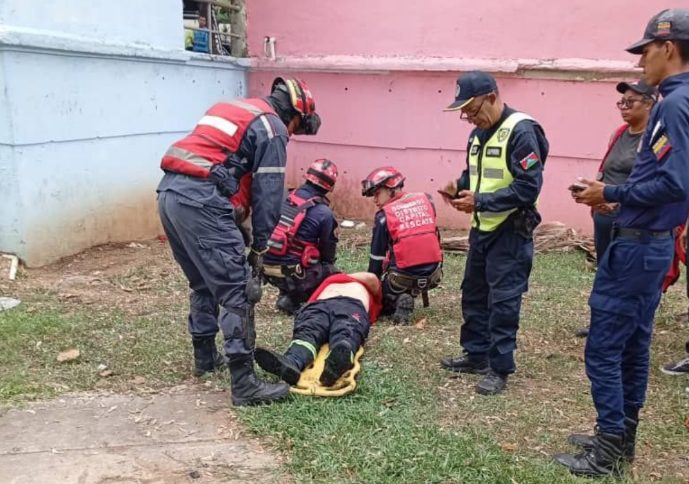 Bomberos de Caracas rescataron a transeúnte que cayó dentro de una alcantarilla